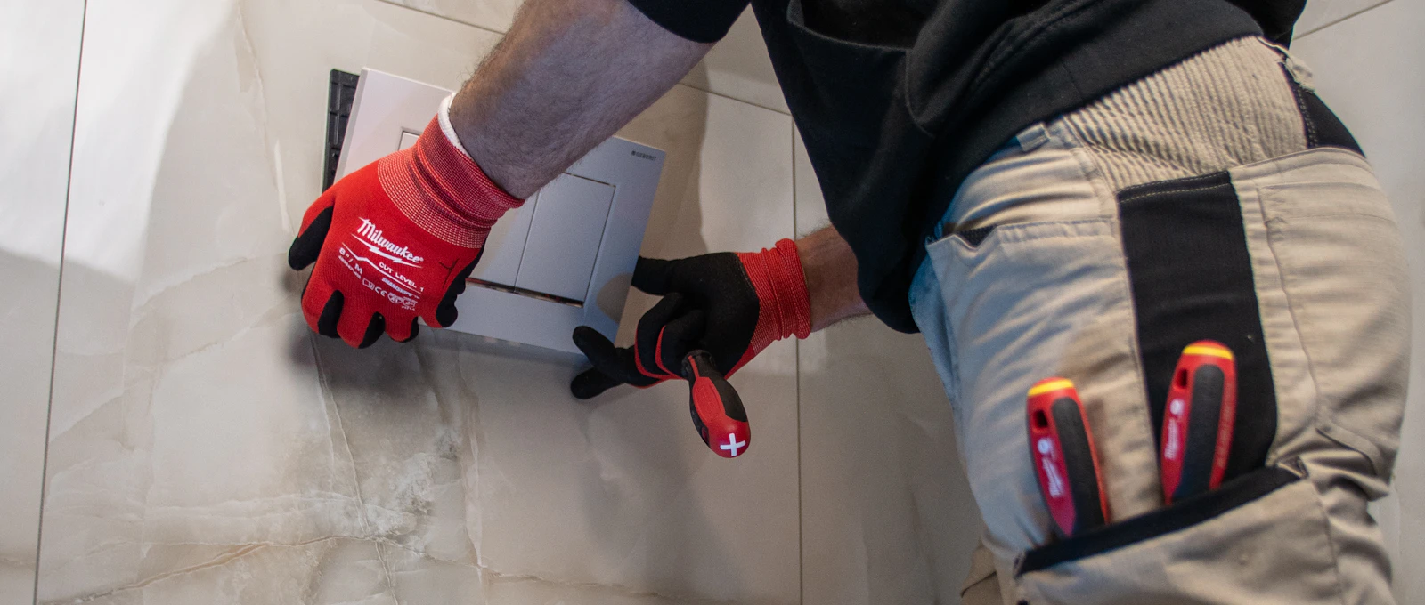 Plombier travaillant sur une toilette